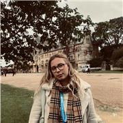 Offro lezioni di inglese dalle elementari al liceo, inoltre possiedo un certificato Cambridge B1.